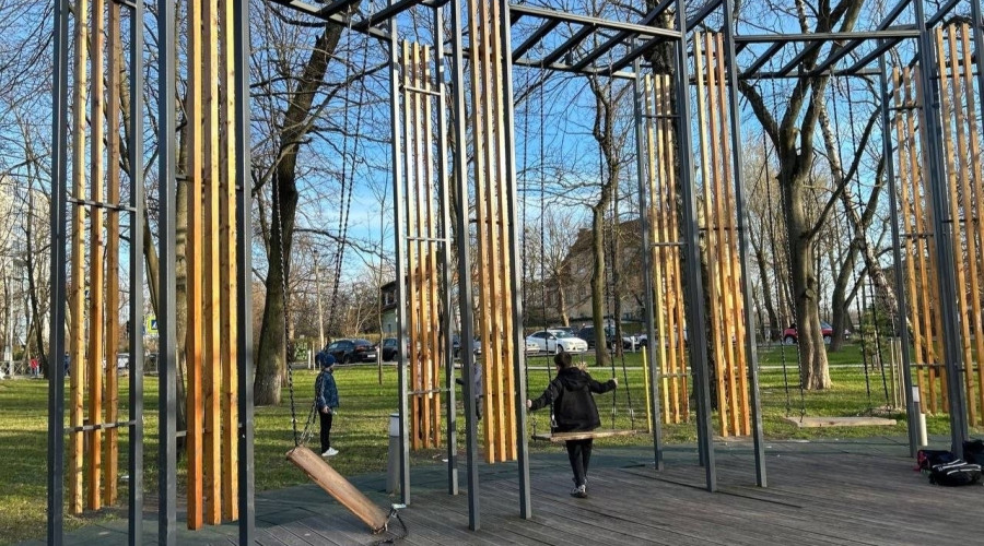 В сквере «Вектор» в Зеленоградске сломаны недавно отремонтированные лавочки-качели