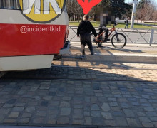 В Калининграде на остановке 9 Апреля подростки напали на женщину с ребёнком