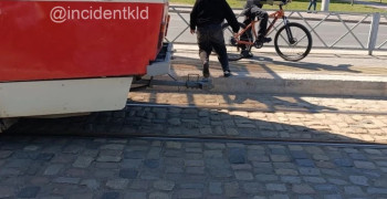 В Калининграде на остановке 9 Апреля подростки напали на женщину с ребёнком