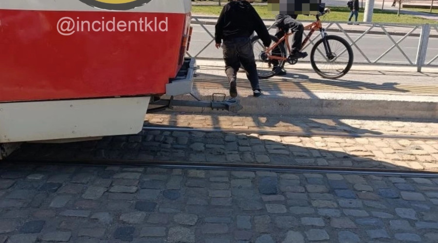 В Калининграде на остановке 9 Апреля подростки напали на женщину с ребёнком