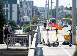 На Ленинском проспекте ограничили проход из-за ремонта эстакады у острова Канта
