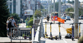 На Ленинском проспекте ограничили проход из-за ремонта эстакады у острова Канта