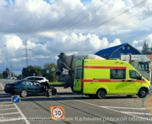 В Калининграде на Большой Окружной Toyota столкнулась с бетономешалкой