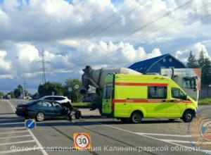 В Калининграде на Большой Окружной Toyota столкнулась с бетономешалкой