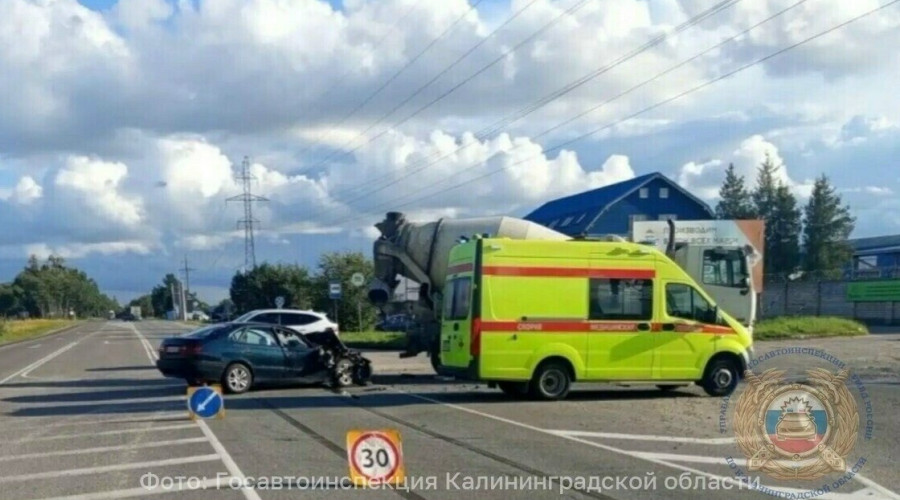 В Калининграде на Большой Окружной Toyota столкнулась с бетономешалкой