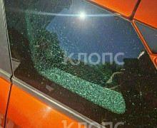 В Калининграде камень из-под косилки повредил автомобиль на въезде в Зеленоградск