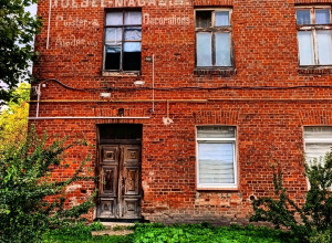В Гусеве среди пятиэтажек сохранился немецкий дом с исторической рекламой мебельного магазина
