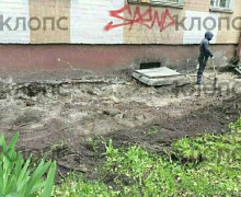 При реконструкции улицы Галицкого в Калининграде повреждена отмостка жилого дома