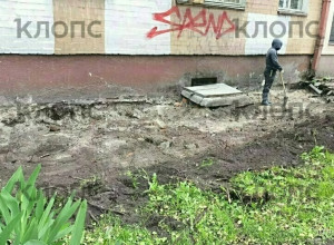 При реконструкции улицы Галицкого в Калининграде повреждена отмостка жилого дома