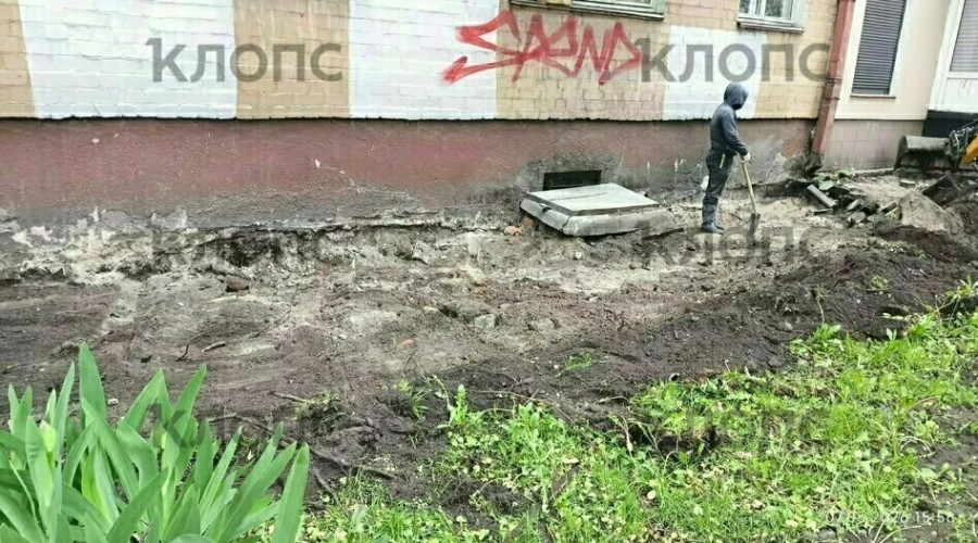 При реконструкции улицы Галицкого в Калининграде повреждена отмостка жилого дома