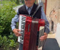 90-летний музыкант из Советска получил новый аккордеон от читателей «Клопс»