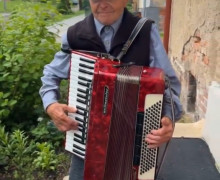 90-летний музыкант из Советска получил новый аккордеон от читателей «Клопс»
