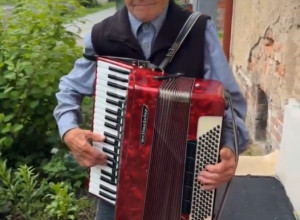 90-летний музыкант из Советска получил новый аккордеон от читателей «Клопс»