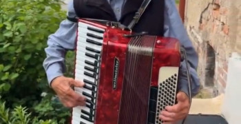 90-летний музыкант из Советска получил новый аккордеон от читателей «Клопс»