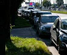 Дефицит бензина в Калининграде привёл к очередям на АЗС и сокращению автобусных рейсов