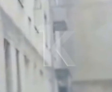 Жительница калининградского общежития торгует алкоголем из окна первого этажа