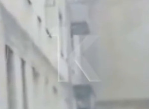 Жительница калининградского общежития торгует алкоголем из окна первого этажа