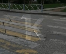 Пешеходный переход у детского сада №55 в Калининграде перекрыли ограждением