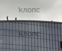 Жители Калининграда заметили подростков на крыше недостроенной высотки на Московском проспекте
