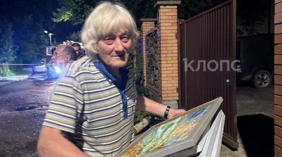 Сотрудники МЧС вынесли около 200 работ художника из горящей виллы в Калининграде