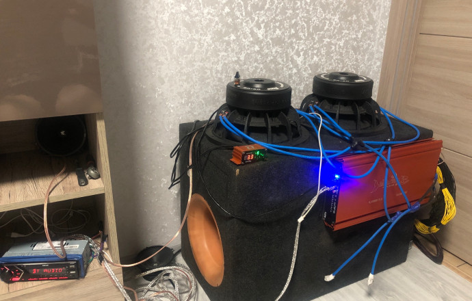 Продам музыкальное оборудование: динамики AMP 1000w, усилитель BARRACUDA, кораб на 110л