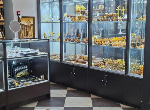 Посмотрите какая красавица обитает в одном из салонов сувенирной продукции из янтаря!