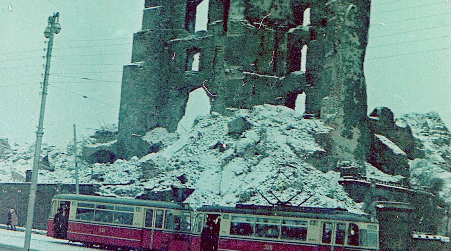 Трамвай №2 на фоне руин Королевского замка в Калининграде, 1960-е