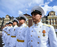 Выпускной вечер нахимовцев в Калининграде: вальс в белой форме