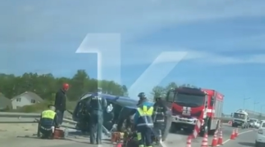 На Северном обходе Калининграда легковой автомобиль опрокинулся на бок