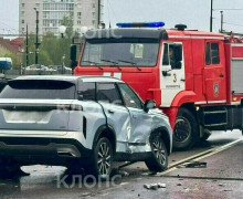 В Калининграде на Парадной набережной столкнулись внедорожник и легковушка, пострадали два человека