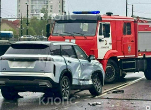 В Калининграде на Парадной набережной столкнулись внедорожник и легковушка, пострадали два человека