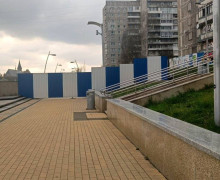 На набережной Трибуца в Калининграде устанавливают ограждение в связи с аварийной высоткой