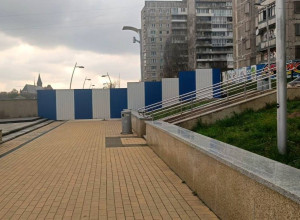 На набережной Трибуца в Калининграде устанавливают ограждение в связи с аварийной высоткой