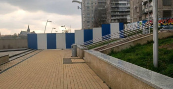 На набережной Трибуца в Калининграде устанавливают ограждение в связи с аварийной высоткой