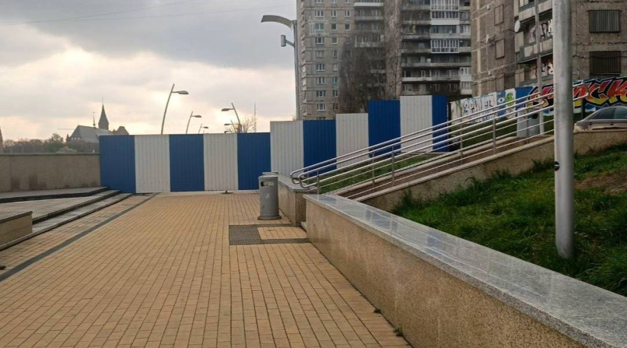 На набережной Трибуца в Калининграде устанавливают ограждение в связи с аварийной высоткой