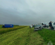 В Гвардейском районе микроавтобус столкнулся с тремя припаркованными автомобилями