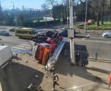 Пожарная машина перевернулась в центре Калининграда