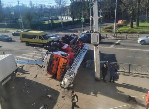 Пожарная машина перевернулась в центре Калининграда