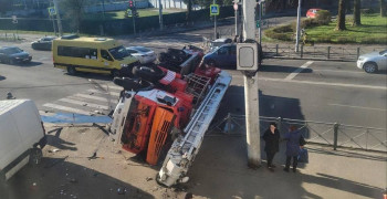 Пожарная машина перевернулась в центре Калининграда