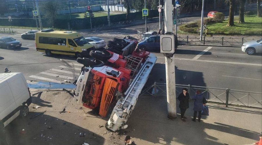 Пожарная машина перевернулась в центре Калининграда