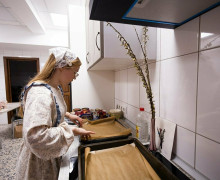 В трапезной храма Константина и Елены готовят куличи и красят яйца к Пасхе