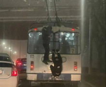 В Калининграде участились случаи зацепинга на городском электротранспорте