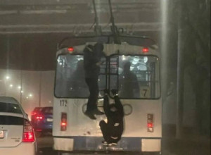 В Калининграде участились случаи зацепинга на городском электротранспорте