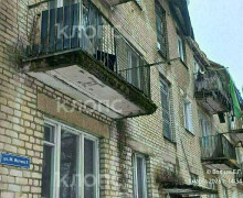 Балкон разрушен, у подъезда — завалы: под Калининградом крыша не выдержала веса льда (фото инцидента)