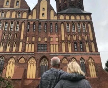 Спустя 54 года: калининградская пара повторила снимок у Кафедрального собора