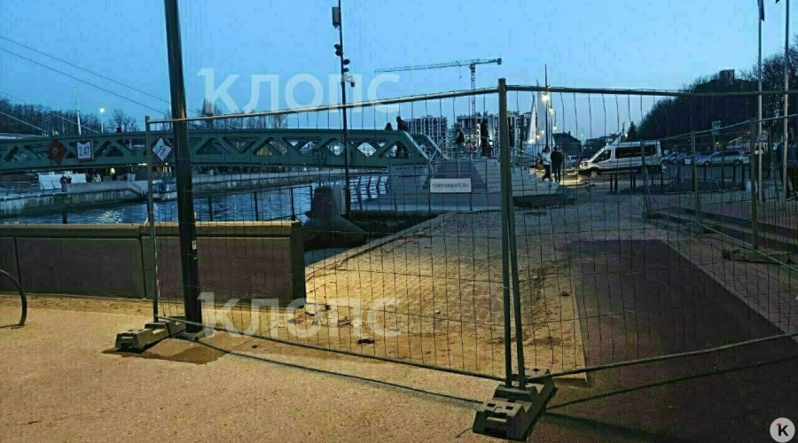На Философском мосту в Калининграде частично демонтировали покрытие и ограничили проход