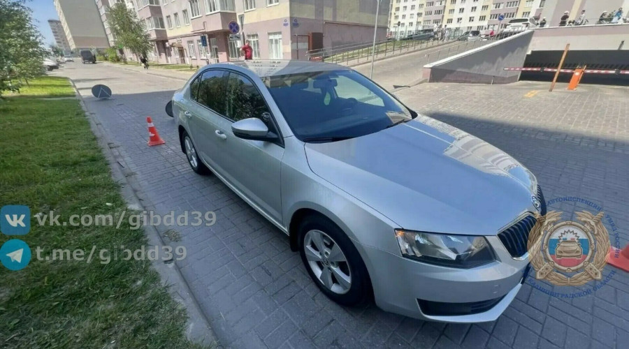 В Калининграде автомобиль сбил 11-летнего велосипедиста, выехавшего со двора