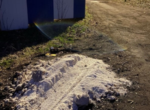 Дорожную соль оставили на проспекте Победы в Калининграде