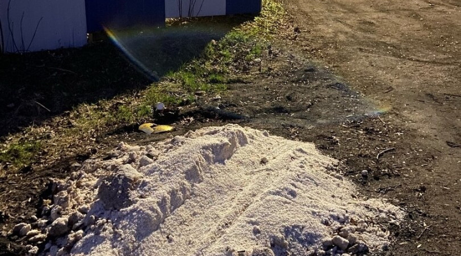 Дорожную соль оставили на проспекте Победы в Калининграде