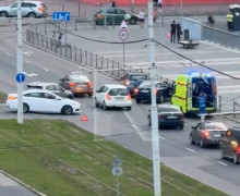 В Калининграде легковой автомобиль снёс ограждение и оказался на тротуаре